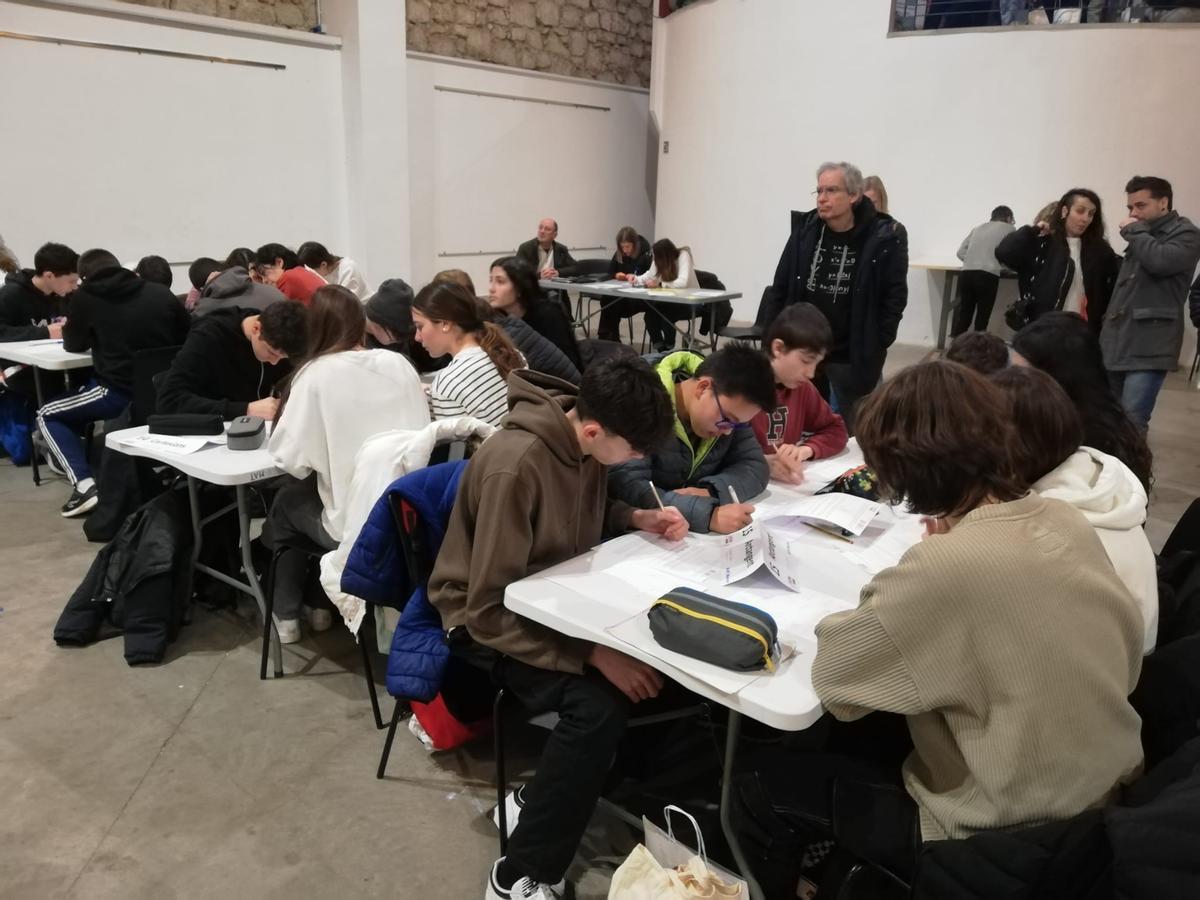 Els alumnes de 3r i 4t d'ESO durant la prova