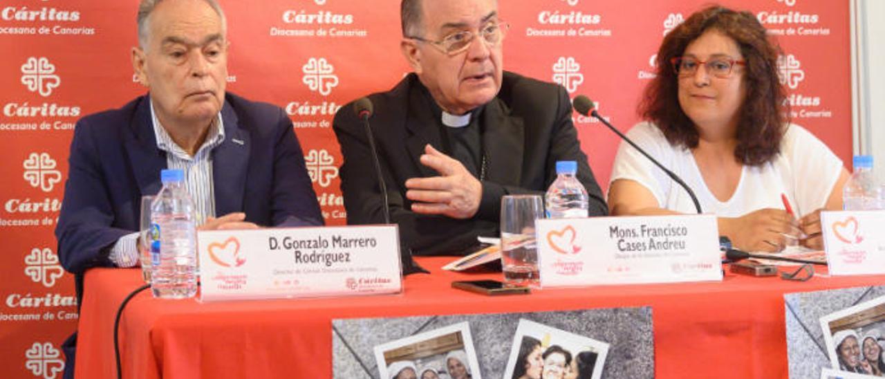 Francisco Cases, en el centro, junto a Gonzalo Marrero y Caya Suárez, ayer en la capital grancanaria.