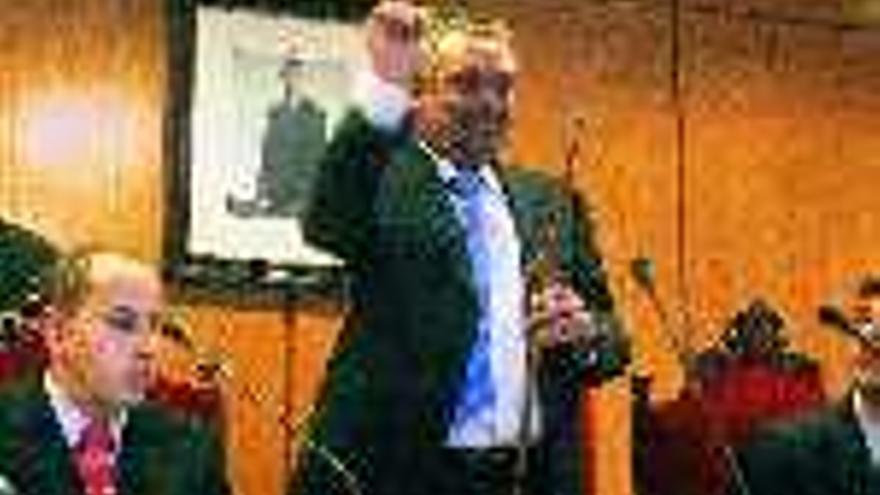 José Antonio Dono, ayer, con un gesto victorioso tras tomar el bastón de mando del municipio. / bernabé / patricia figueiras