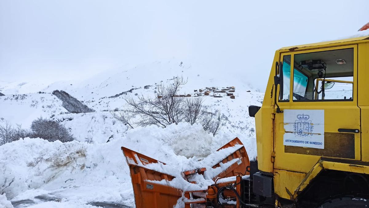 Máquinas trabajando para despejar la carretera a La Peral, en Somiedo.