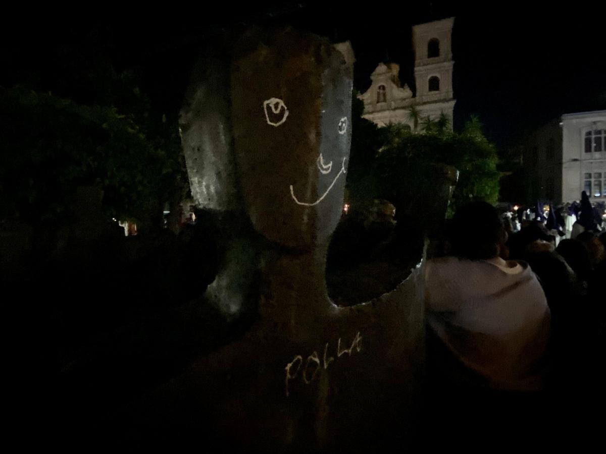 Detalle de una de las figuras del Monumento a los Derechos Humanos, el Martes Santo por la noche.