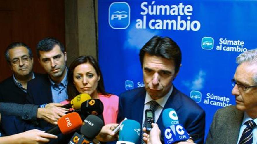 El ministro Soria atiende a los medios antes de tomar parte, ayer, en la directiva insular del PP tinerfeño. i ACFIPRESS