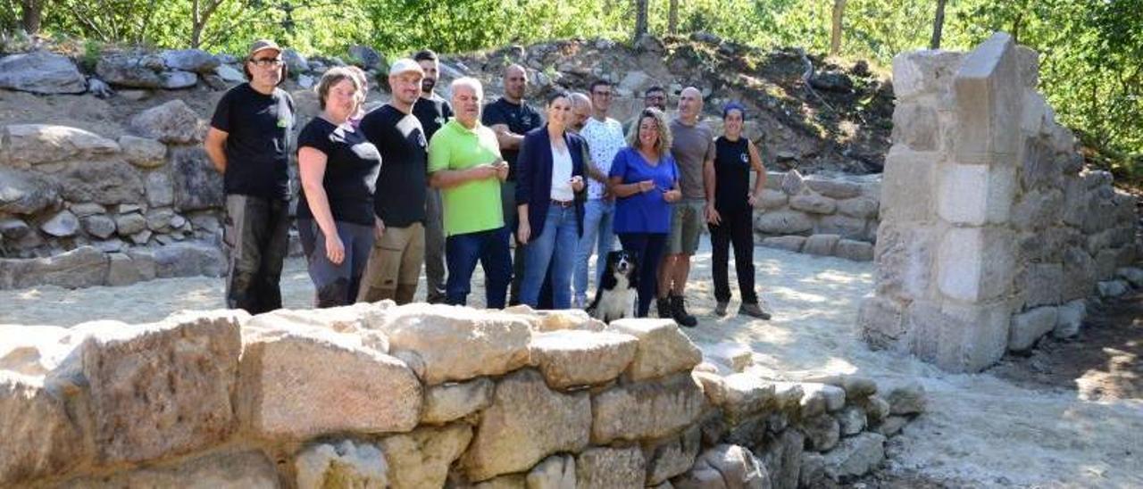 Representantes del Concello, del equipo de arqueología y de la Comunidade de Montes de Meira.   | // G.N.