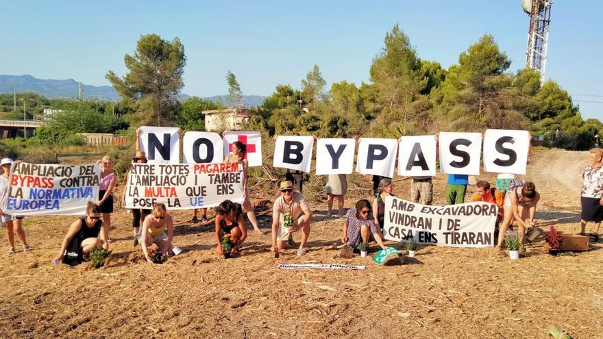 Pancartas en una zona talada