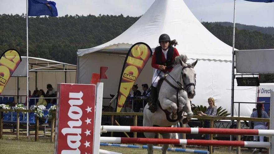 Una de las jinetes que participaron ayer en el concurso de saltos de Equiocio.