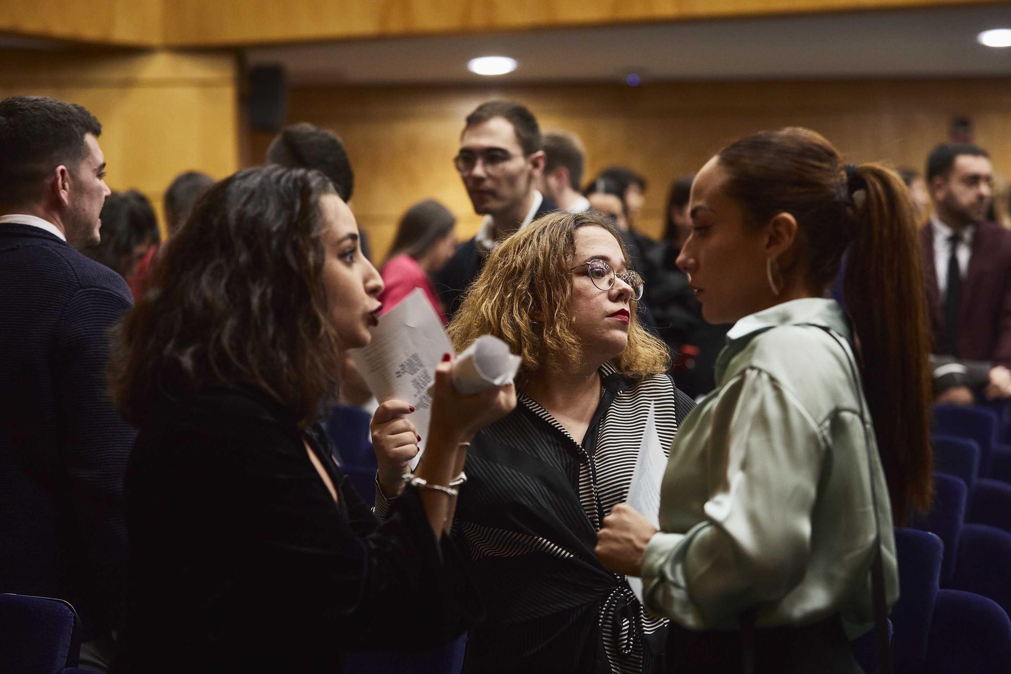 Graduación de los alumnos en los grados en Administración y Dirección de Empresas, Economía, Marketing, Sociología, dobles grados en Ingeniería Informática + ADE y Turismo + ADE, y los másteres universitarios en Administración y Dirección de Empresas, Cooperación al Desarrollo, Dirección y Planificación del Turismo, Economía Aplicada, Economía Cuantitativa e Innovación Social y Dinámicas de Cambio de la Universidad de Alicante.