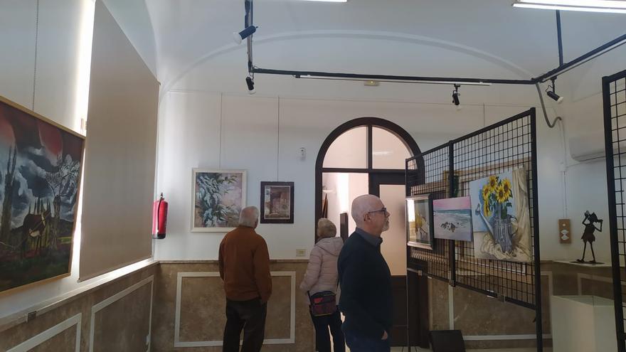 La Asociación Cultural de Artes Plásticas exhibe 41pinturas y esculturas en Navalmoral de la Mata