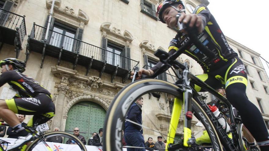 Los ciclistas de la Volta a la Comunitat Valenciana esperan la salida de la segunda etapa en la plaza del Ayuntamiento