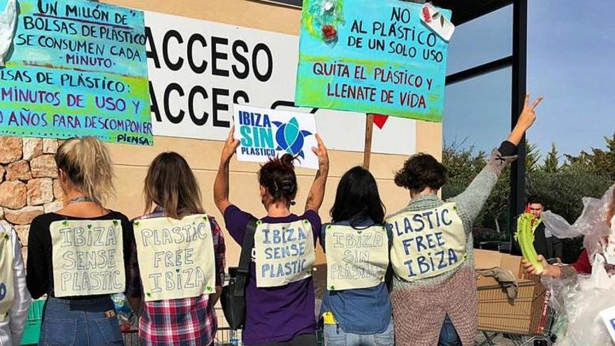 Activistas de Eivissa Sense Plàstic durante una acción contra el plástico de un solo uso, en una imagen de archivo.