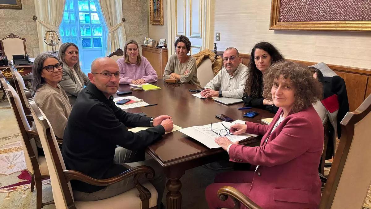 Reunión entre o Goberno local de Santiago e os edís no adscritos celebrada no mes de novembro