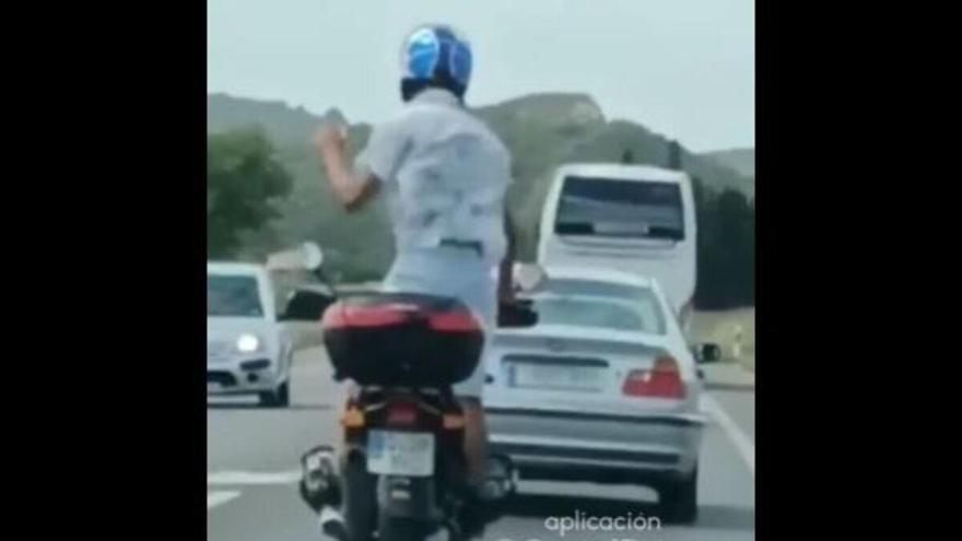 Graban a un motorista en Mallorca bailando y adelantando de pie y sin una mano