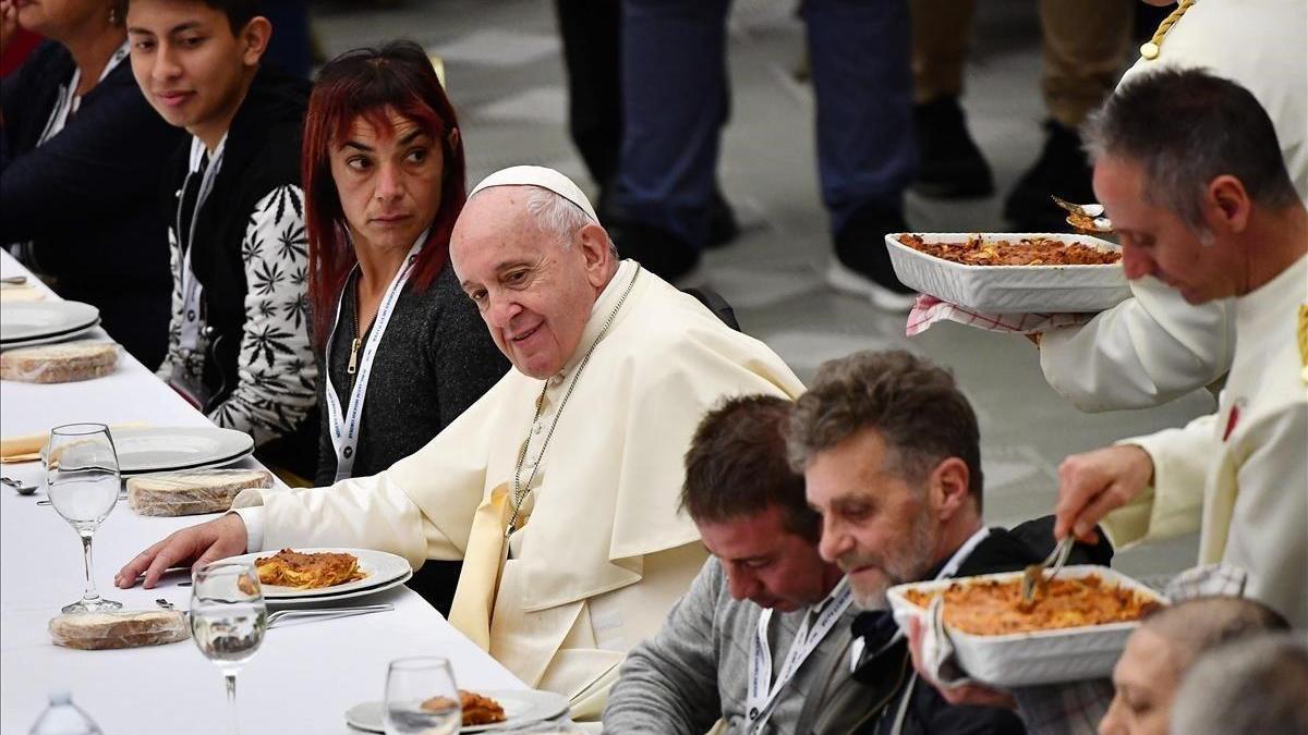 El papa Francisco durante un almuerzo con personas vulnerables en el Vaticano.