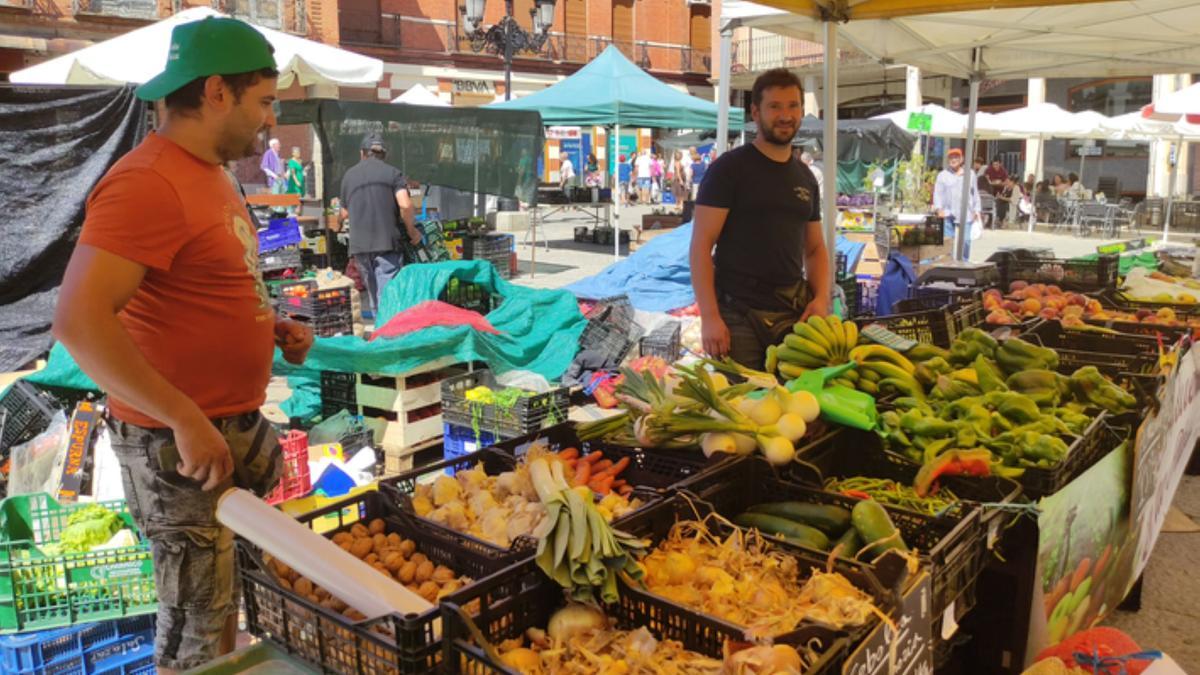 Dos hortelanos de Pumarejo de Tera, en el mercado de Benavente. / E.P.