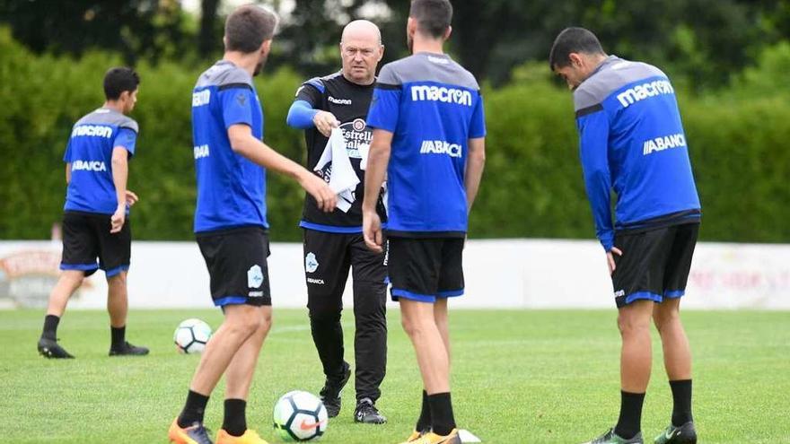 El entrenador del Deportivo, Pepe Mel, reparte petos durante un entrenamiento.