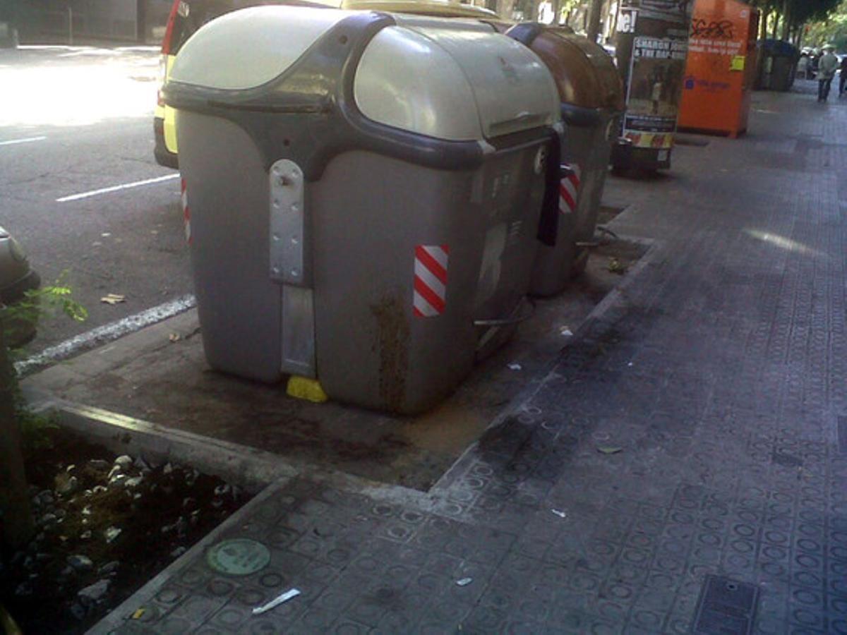 Degradació al carrer de Vilamarí.El caixer automàtic d’una oficina bancària del carrer de Vilamarí, 41 (cantonada amb la Gran Via) de Barcelona s’ha convertit en un espai degradat i infecte. Aquest lloc sol ser refugi de captaires i la seva presència, a vegades, espanta els veïns i els clients d’aquesta sucursal. L’últim episodi el protagonitza un ’sense sostre’, aparentment malalt, que fa les seves necessitats al costat dels contenidors. La Guàrdia Urbana està avisada.