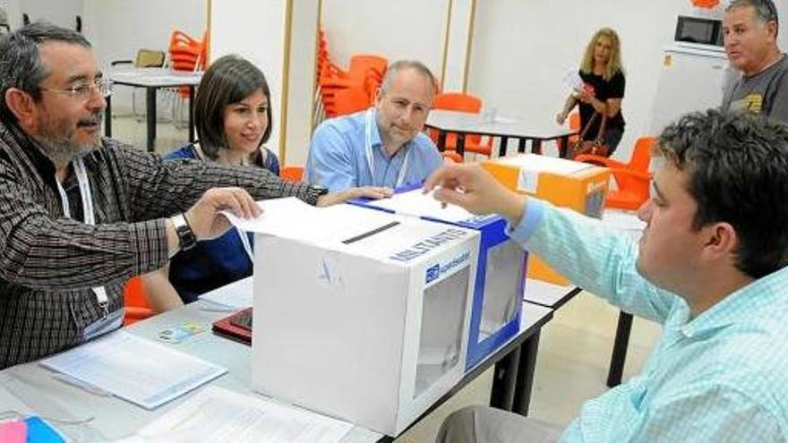 El diputat al Parlament i president comarcal de CDC al Bages vota en una urna situada a la seu de Manresa