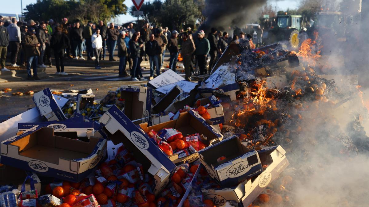 Las manifestaciones de los agricultores se acercan a París.