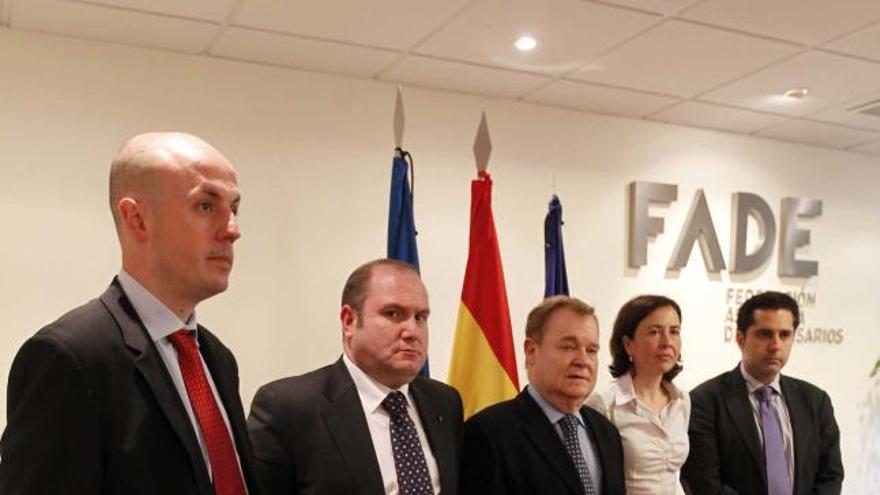 José Luis Barral, José Enrique Cueli, Severino García Vigón, Leticia Bilbao e Ignacio González, ayer, al término de la jornada sobre salud laboral.