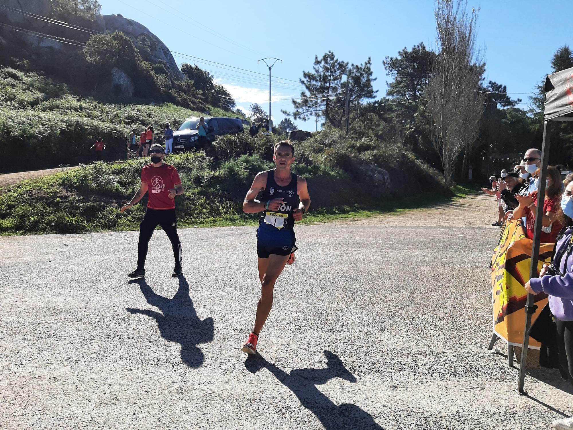 Álvaro Prieto, en solitario, durante la carrera de ayer en Beluso.