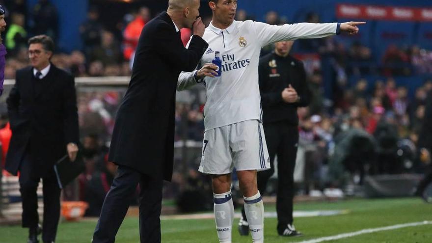 Zidane habla con Cristiano Ronaldo durante el partido del sábado.
