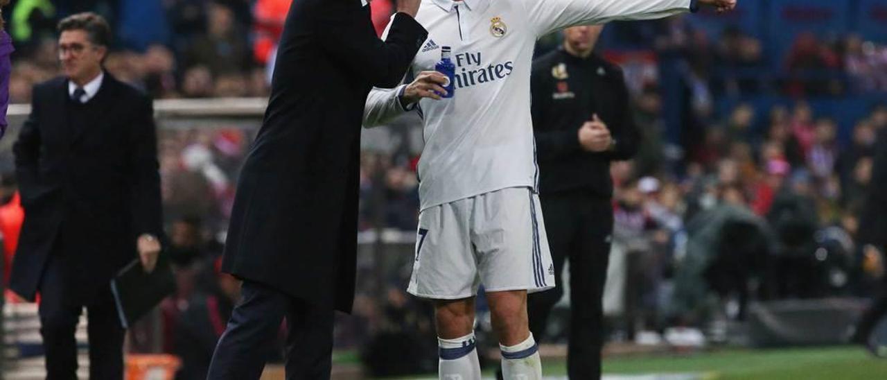 Zidane habla con Cristiano Ronaldo durante el partido del sábado.
