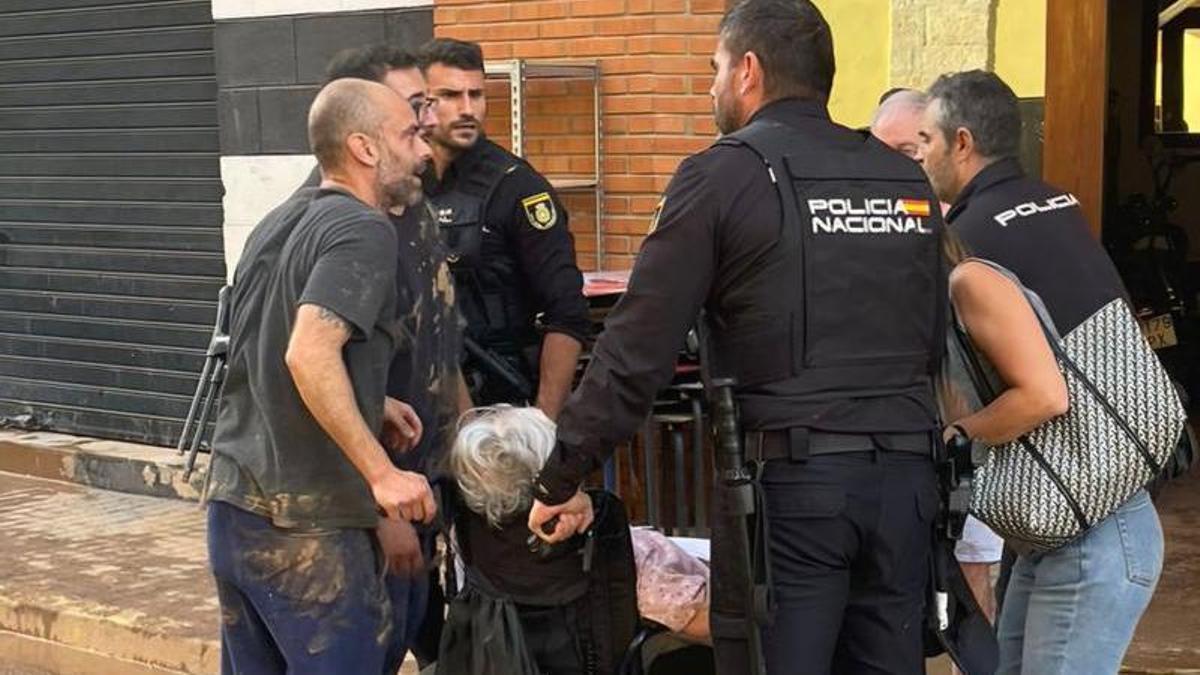 Asistencia de la Policía Nacional con motivo de la DANA en Valencia.