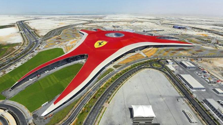 Vista aérea del parque temático Mundo Ferrari en Abu Dhabi, Emiratos Árabes Unidos, que abrió hoy miércoles 27 de octubre de 2010 para la prensa.