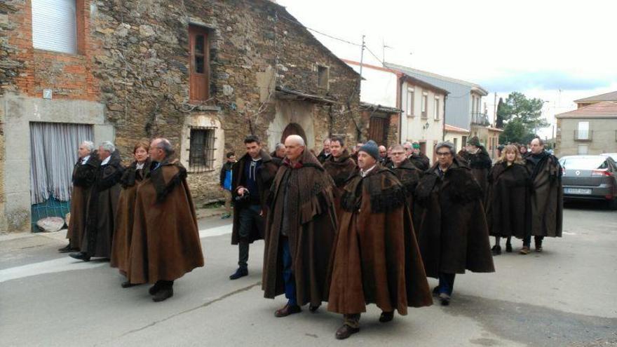 Recorrido de los capistas por las calles de Carbajales de Alba