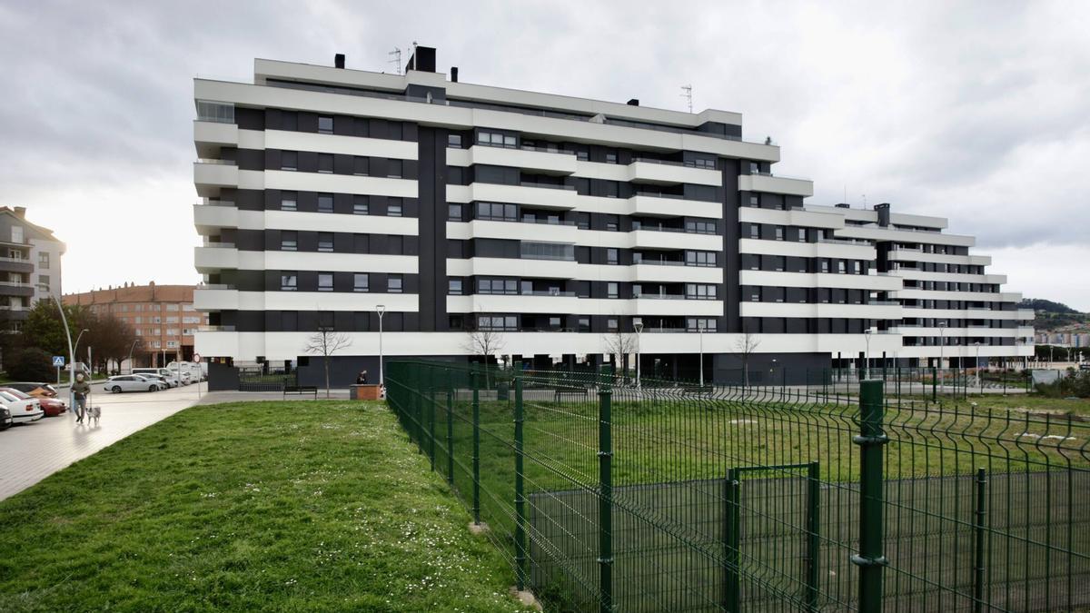 Una parcela para edificiar nuevas viviendas en El Arbeyal de Gijón.
