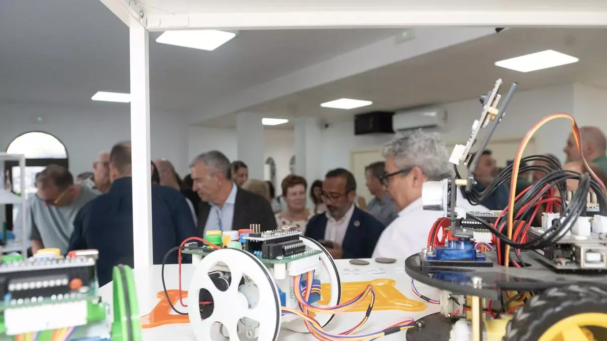 Alcuéscar inaugura un espacio para acercar la tecnología y el emprendimiento a la ciudadanía