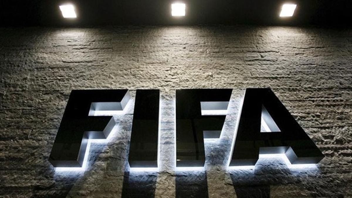 Sede de la FIFA en Zúrich iluminada por la noche