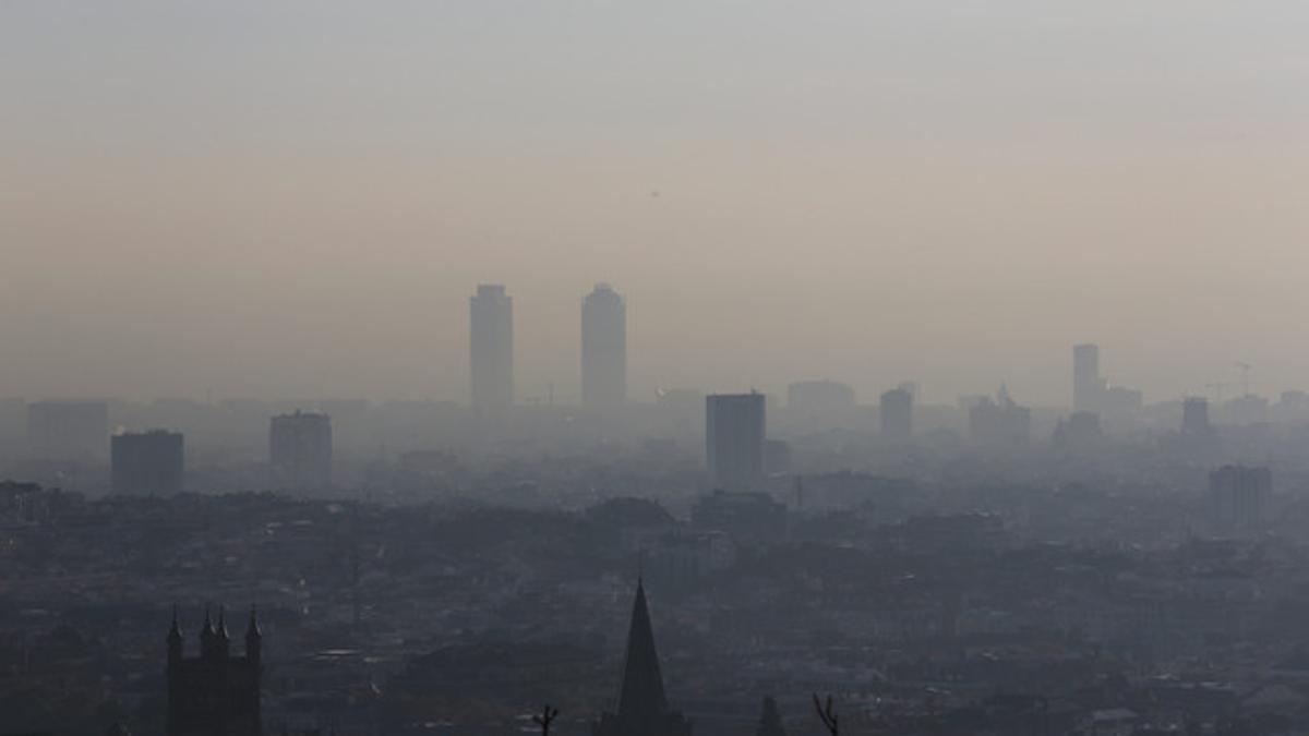 Vista de Barcelona, tapada por la polución, este lunes.