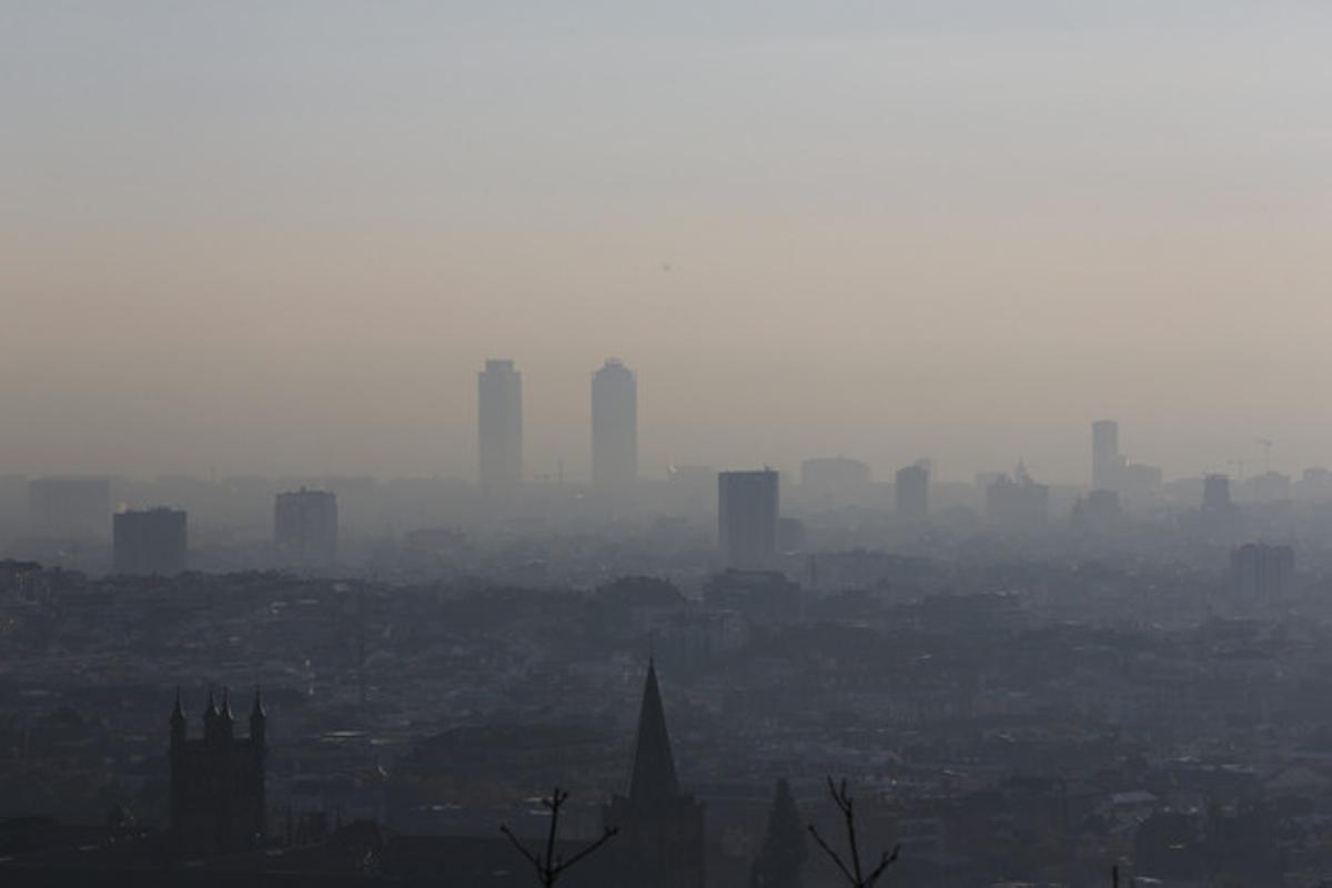 Vista de Barcelona, tapada per la pol·lució, el 2013.