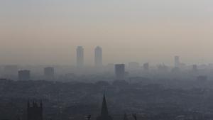 Vista de Barcelona, tapada per la pol·lució, el 2013.