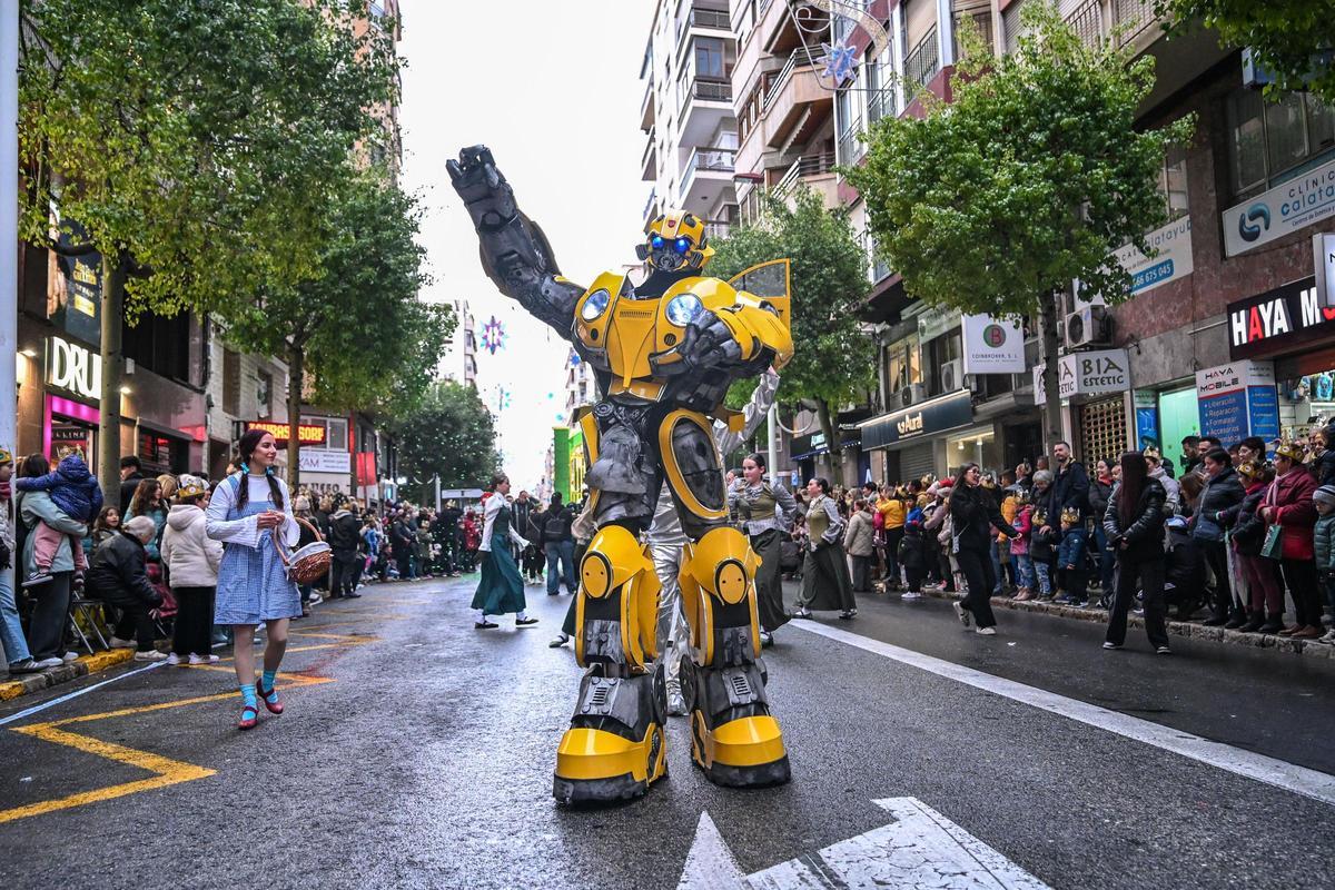Los Reyes Magos recorren las calles de Elche a pesar de la amenaza de lluvia