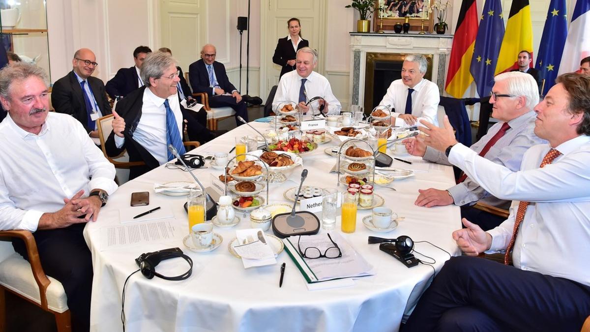 De izquierda a derecha, los ministros Asselborn (Luxemburgo), Gentiloni (Italia), Ayrault (Francia), Reynders (Bélgica), Steinmeier (Alemania) y Koernders (Holanda), este sábado en Berlín.