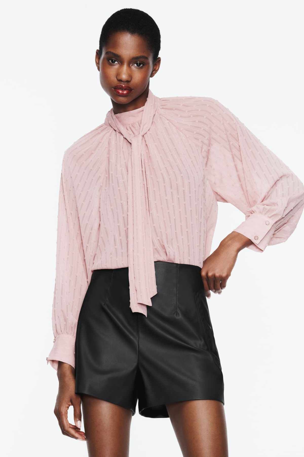ZARA NUEVA COLECCION BLUSAS Zara tiene las blusas romanticas coloridas y muy especiales que estan agotando existencias