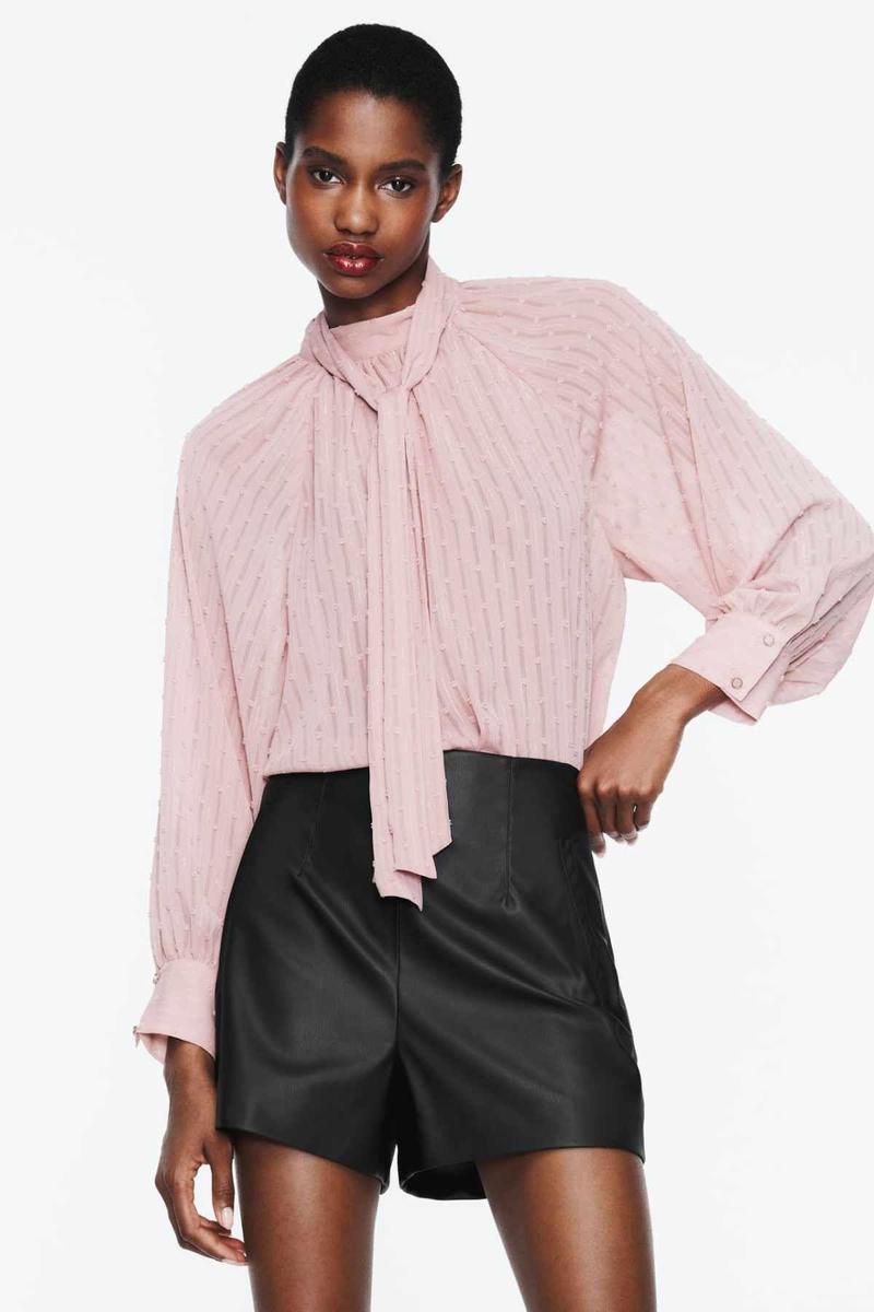 ZARA NUEVA COLECCION BLUSAS Zara tiene las blusas romanticas coloridas y muy especiales que estan agotando existencias