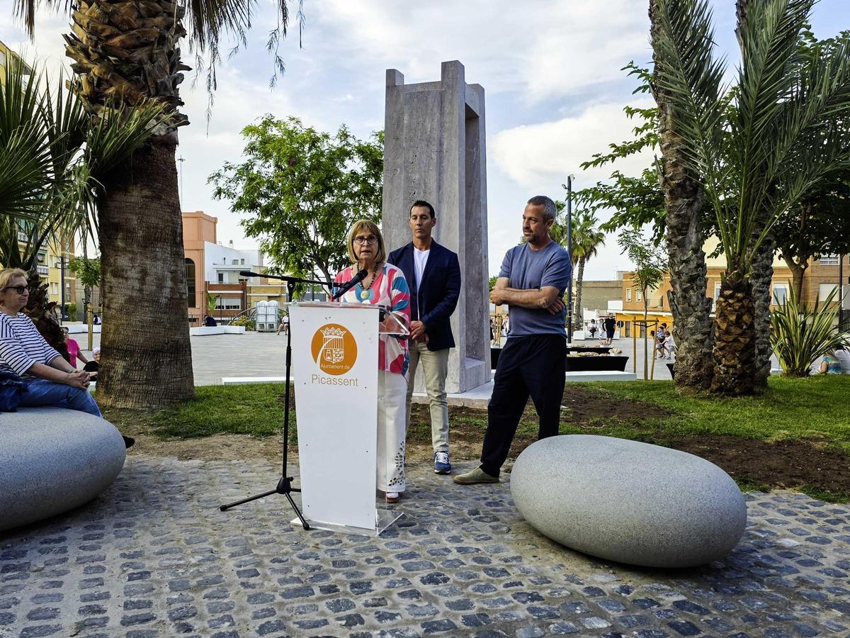 Picassent erige un monumento en homenaje a la Torre d'Espioca y a la Vallivana.