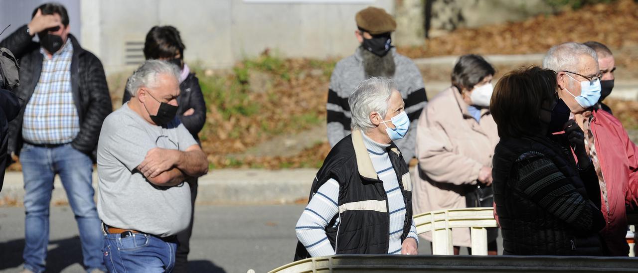 Vecinos de Forcarei, el sábado 20 de noviembre, durante el cribado en su centro de salud.