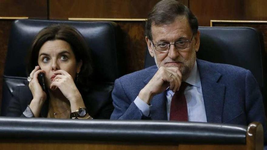 Soraya Sáenz de Santamaría y Mariano Rajoy, ayer, en el Congreso. // Efe