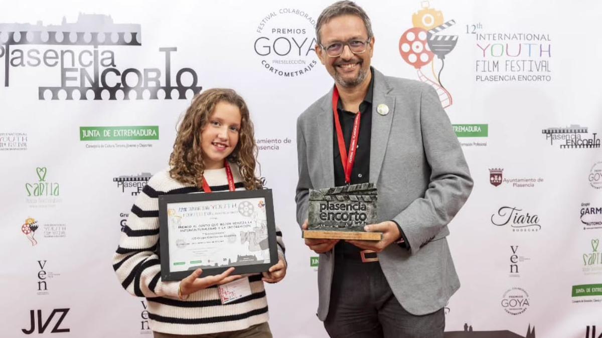 Una alumna del IES Grupo Cántico, junto al responsable del Aula de Cine del centro, Juan Antonio Gavilán.