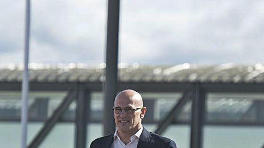 Raül Romeva sortint de Lledoners