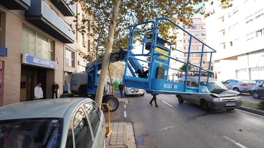 Vídeo: Grave accidente laboral en Castelló: Un operario cae de una plataforma tras chocar con una furgoneta