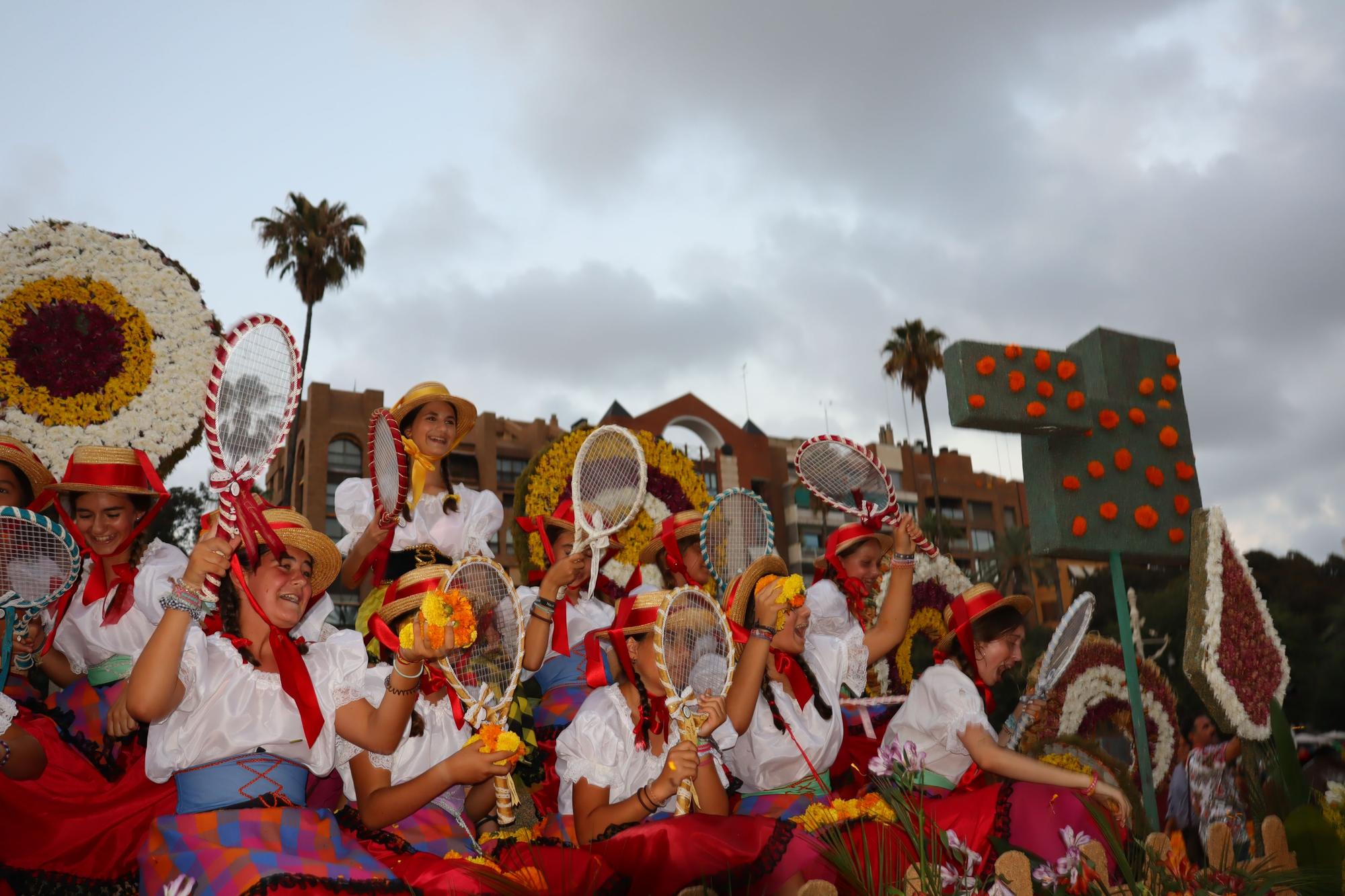 La Batalla de Flores reúne a las falleras de 2022 y 2023