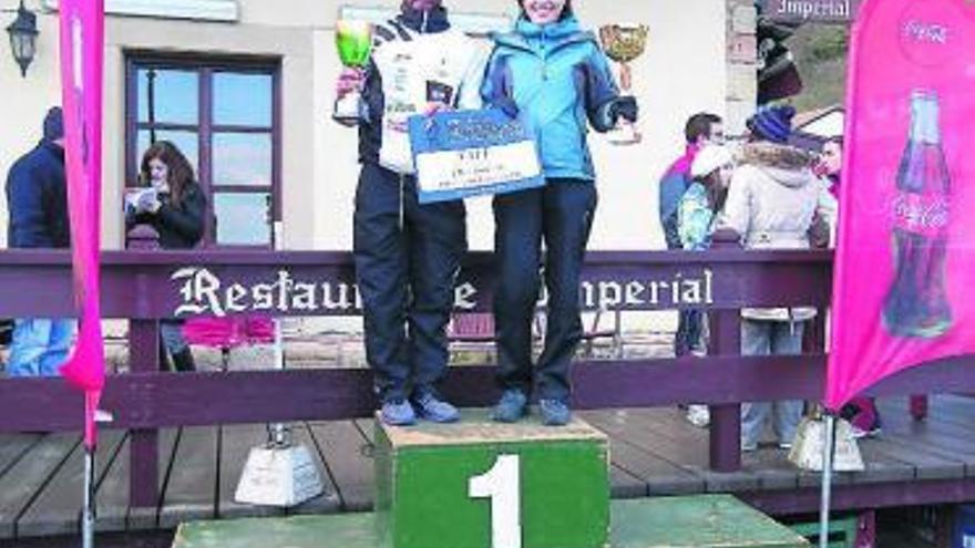 «Iki» López, en el podio de la prueba de Tazones, junto a Eva Braña, ganadora en categoría femenina.