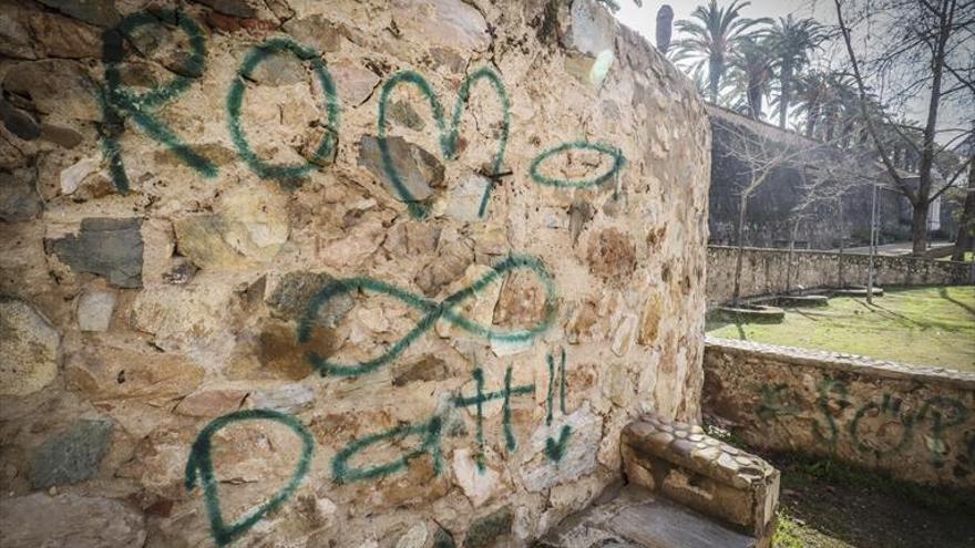 La Cívica denuncia la proliferación de pintadas en la muralla abaluartada