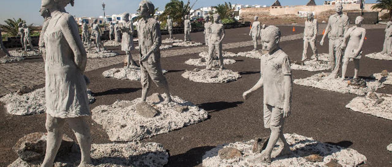 Escultura de Jason deCaires, en la explanada del Castillo de San José, sede del museo internacional de Arte Contemporáneo en Arrecife