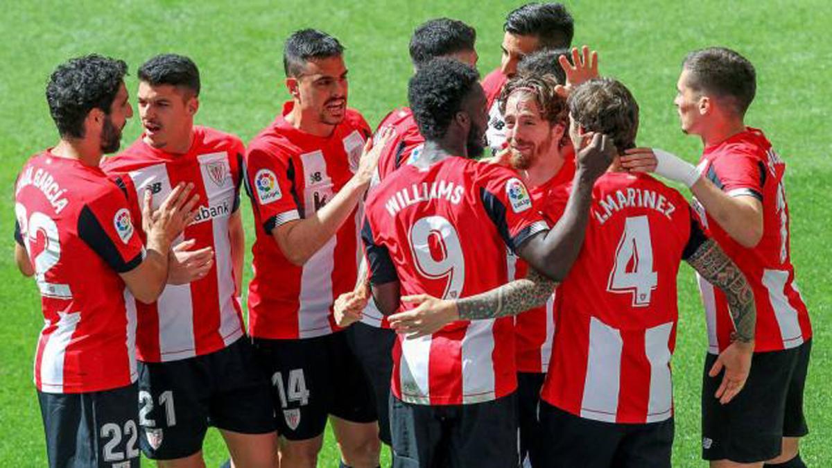 Los jugadores del Athletic celebran un gol de Iñigo Martínez