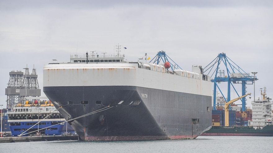 Este es el descomunal barco atracado en el muelle Santa Catalina